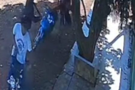 ASSISTA: Adolescente é vítima da “Gangue do Facão” e tem moto roubada em Pedro Juan
