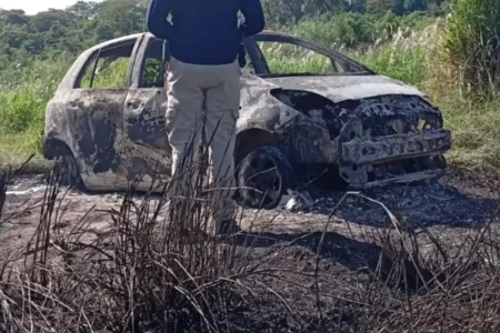 Veículo usado em execução de advogado é encontrado incendiado