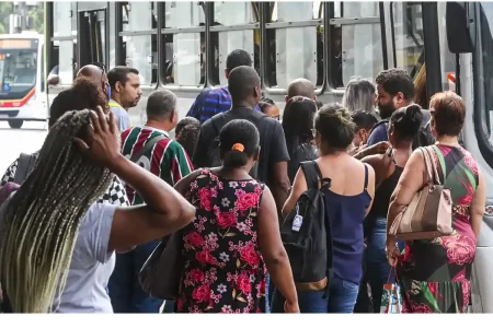 Taxa de desemprego fica em 6,6% no trimestre encerrado em abril