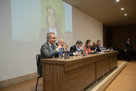 Aula Magna sobre precedentes jurídicos reúne ministros das cortes superiores na Unigran