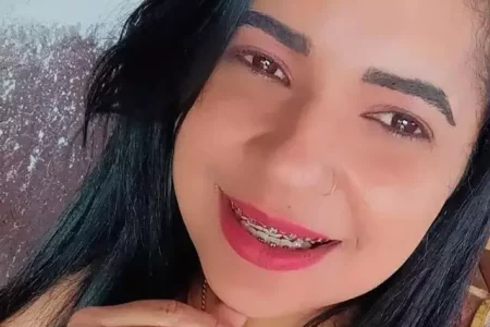 Mulher é assassinada a tiros pelo ex-companheiro na frente dos filhos