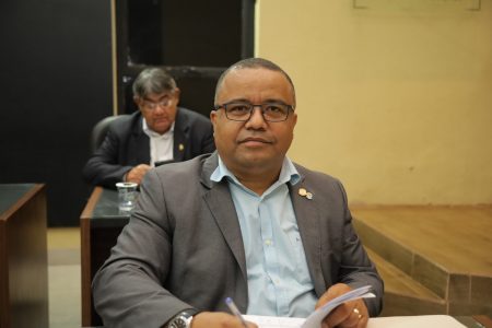 Jelson Bernabé solicita operação tapa-buracos no Bairro Ministro Salgado Filho
