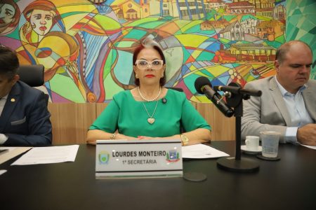 Lourdes Monteiro cobra melhorias urgentes em ruas que afetam mobilidade e saúde pública