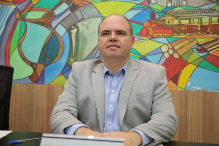 Waldecir Fernandes solicita construção de faixa elevada em frente à escola na região central