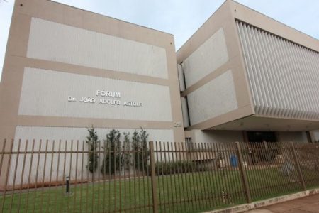 Mulher que chamou adolescente e policial de “macaco” é condenada a indenizá-los