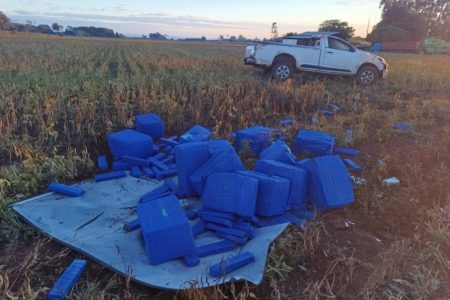 Traficantes abandonam veículos capotados com droga e munições na fronteira