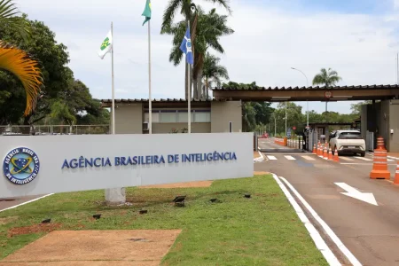 PF indicia Carlos Bolsonaro e Ramagem no inquérito da “Abin Paralela”