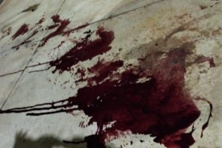 Ladrão de caminhonete que mantinha família refém é baleado e preso; comparsa morre