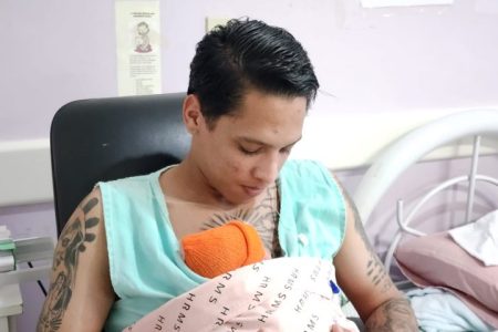 Método Canguru permite que famílias tenham contato pele a pele com bebês