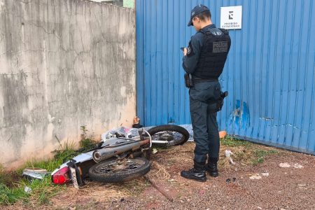 ASSISTA: Motociclista morre após perder o controle e colidir contra portão