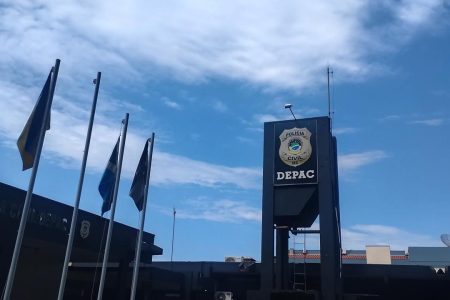 Venezuelanos agridem homem com garrafada na cabeça em bar