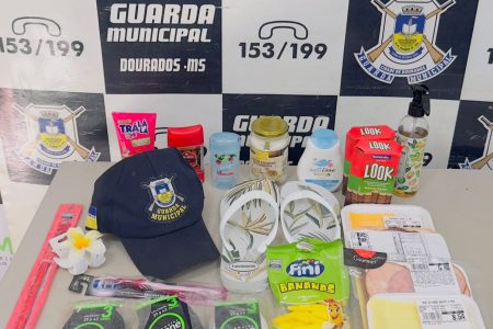 Mulher é presa após ser flagrada com R$ 345 em produtos furtados de supermercado