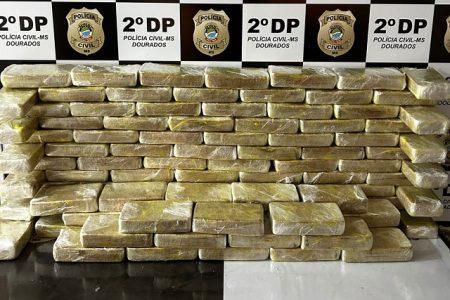 Dupla é presa com 108 quilos de pasta base em entreposto de drogas