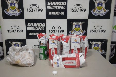Homem abaixa as calças na delegacia depois de ser preso por furtar caixa de leite