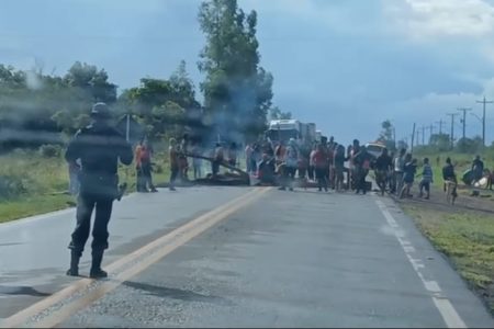 Indígenas bloqueiam rodovia MS-156 em Amambai após prisão de líder da Aldeia Limão Verde