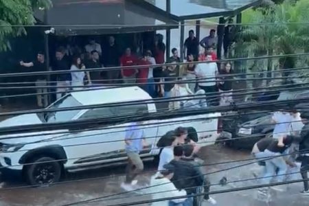 Jovens brigam em frente a uma danceteria de Pedro Juan Caballero. Tiros foram ouvidos