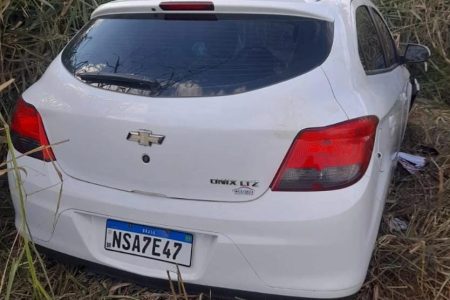 Carro roubado em Ponta Porã é encontrado abandonado e depenado no Paraguai