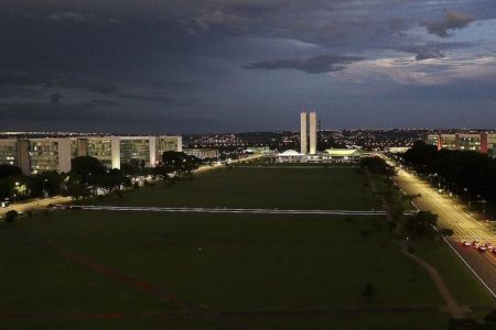 Sancionada lei que reajusta salários de servidores do Poder Executivo federal