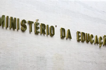 MEC libera acúmulo de benefícios para estudantes de graduação