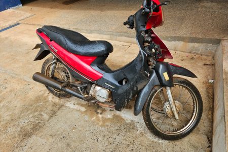 GCMFron recupera moto abandonada na “Favelinha”