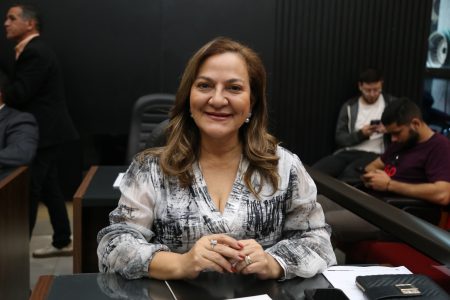 Anny pede iluminação no Residencial II e políticas para pessoas em situação de vulnerabilidade