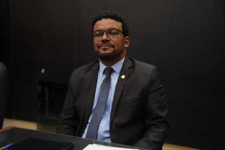 Reinaldo Jalasca cobra operação tapa-buracos no Jardim Aeroporto